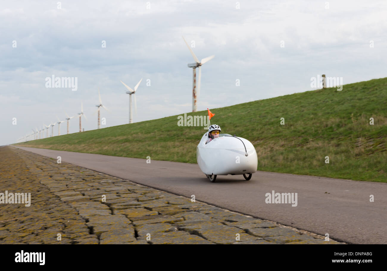Velomobil Fahrrad entlang der niederländischen Küste Stockfoto