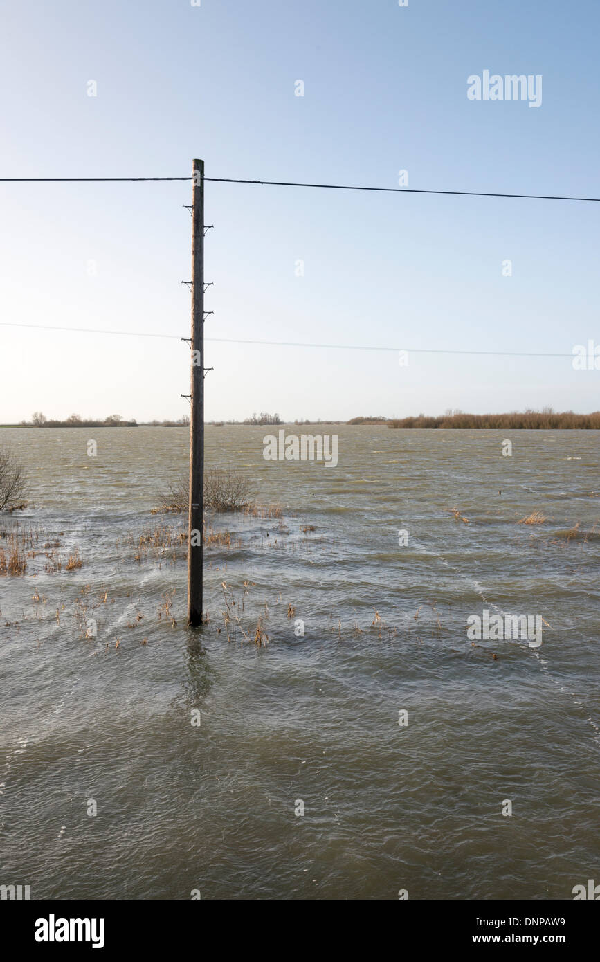 Cambridgeshire, Großbritannien. 3. Januar 2014. Ouse Waschungen bei Sutton Gault sind als eine Kombination von starken Regenfällen überflutet und hohen Gezeiten verursachen Überschwemmungen im Land. Ackerland zwischen zwei künstlichen Flüssen, Old und New Bedford-Ebenen, die von Earith in Cambridgeshire nach Denver in Norfolk, soll die Flut Hochwasser aus dem Fluss Great Ouse zu absorbieren, um viel von East Anglia trocken zu halten. Die Wasserstände sind hoch, und mehr Regen und Wind wird in den kommenden Tagen erwartet. Bildnachweis: Julian Eales/Alamy Live-Nachrichten Stockfoto