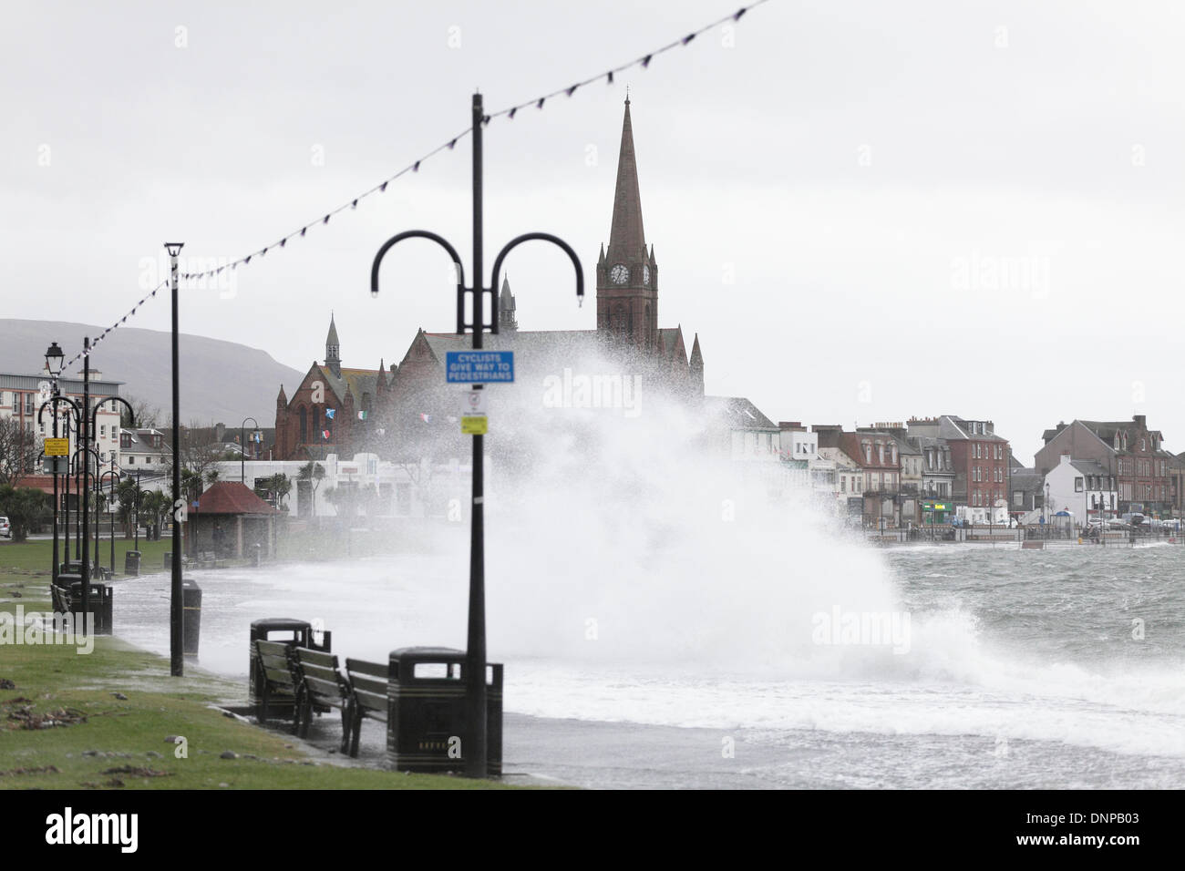Wellen weht über Largs promenade auf dem Firth of Clyde, Schottland, UK Credit: Kenny Williamson / Alamy Live News Stockfoto