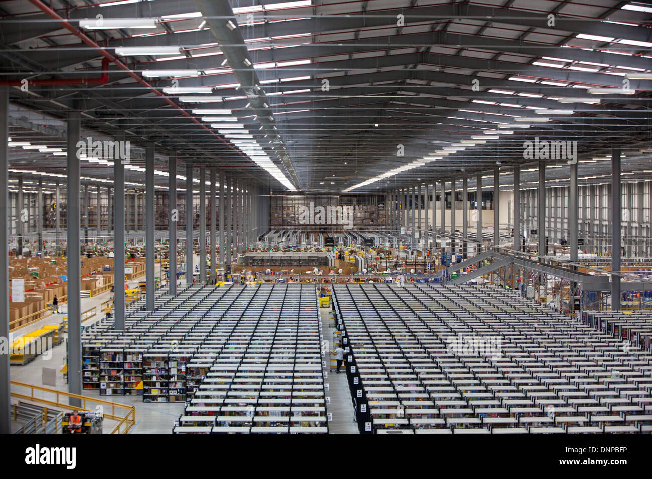 Faszinierend, hinter den Kulissen Bild des Amazon-Logistikzentrums in Staffordshire. Stockfoto