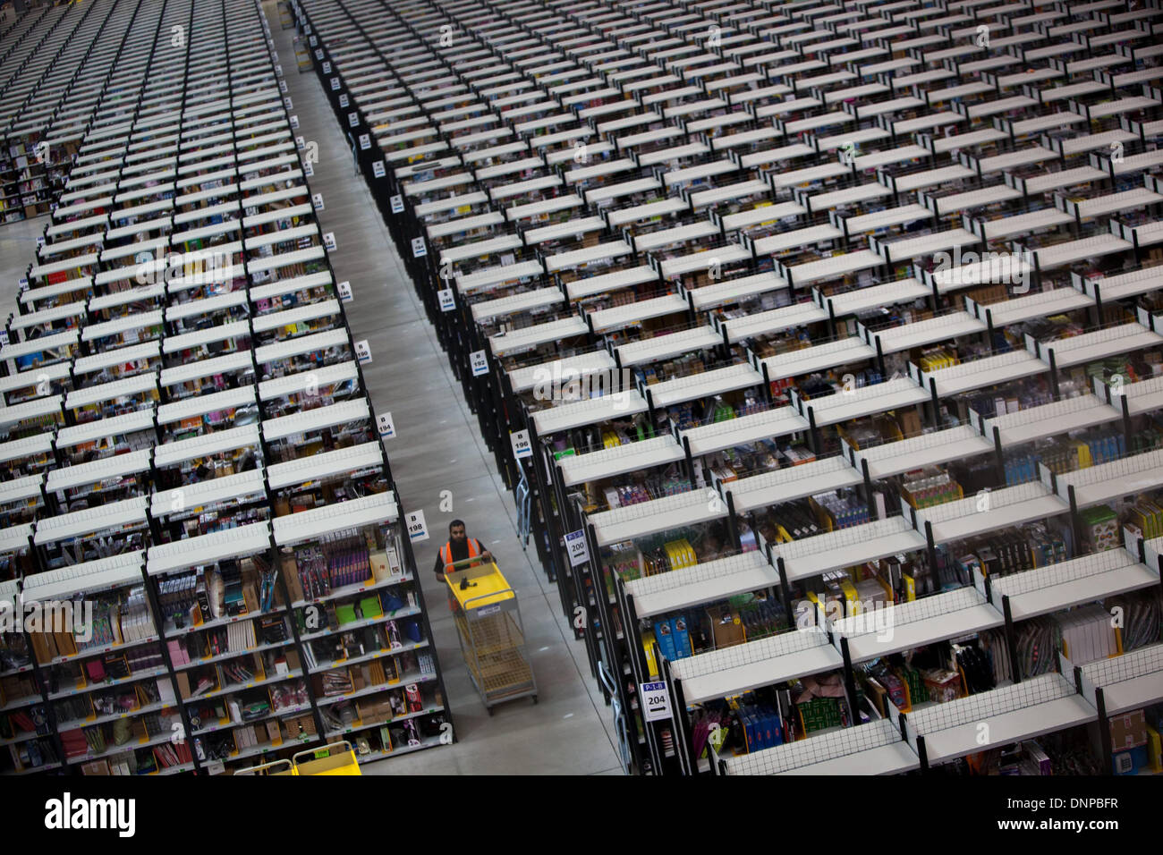 Faszinierend, hinter den Kulissen Bild des Amazon-Logistikzentrums in Staffordshire. Stockfoto