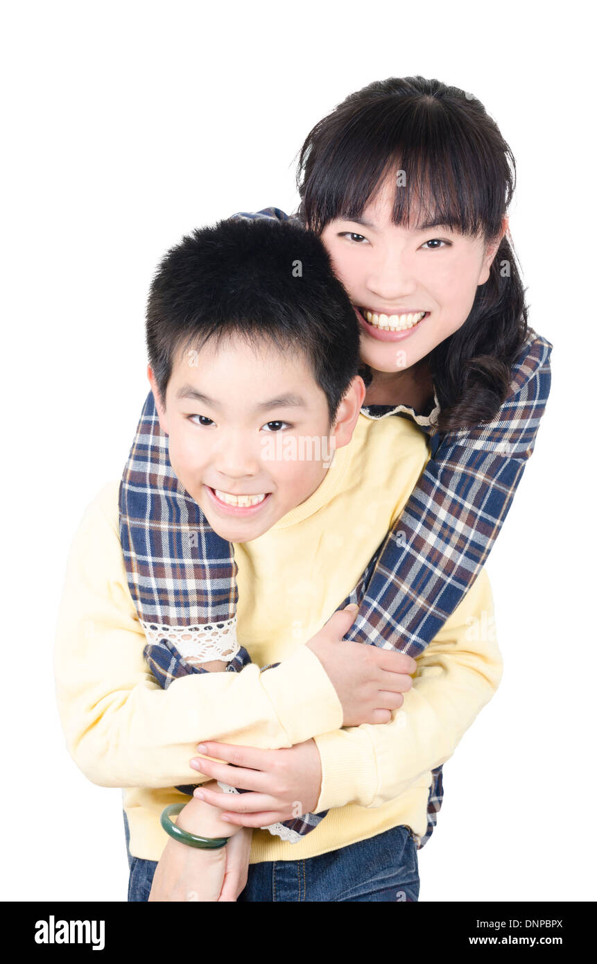 Glücklich lächelnde junge Mutter mit Sohn Stockfoto