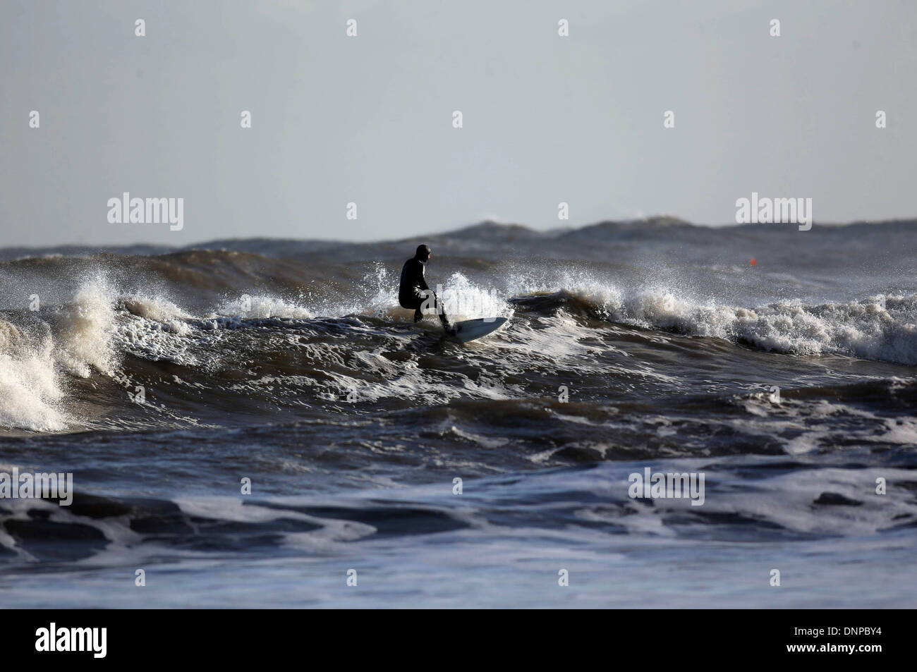 Surfer trotzen die schwere See in Scarborough, als England durch 114 mph arktischen Stürme zerschlagen ist. Stockfoto