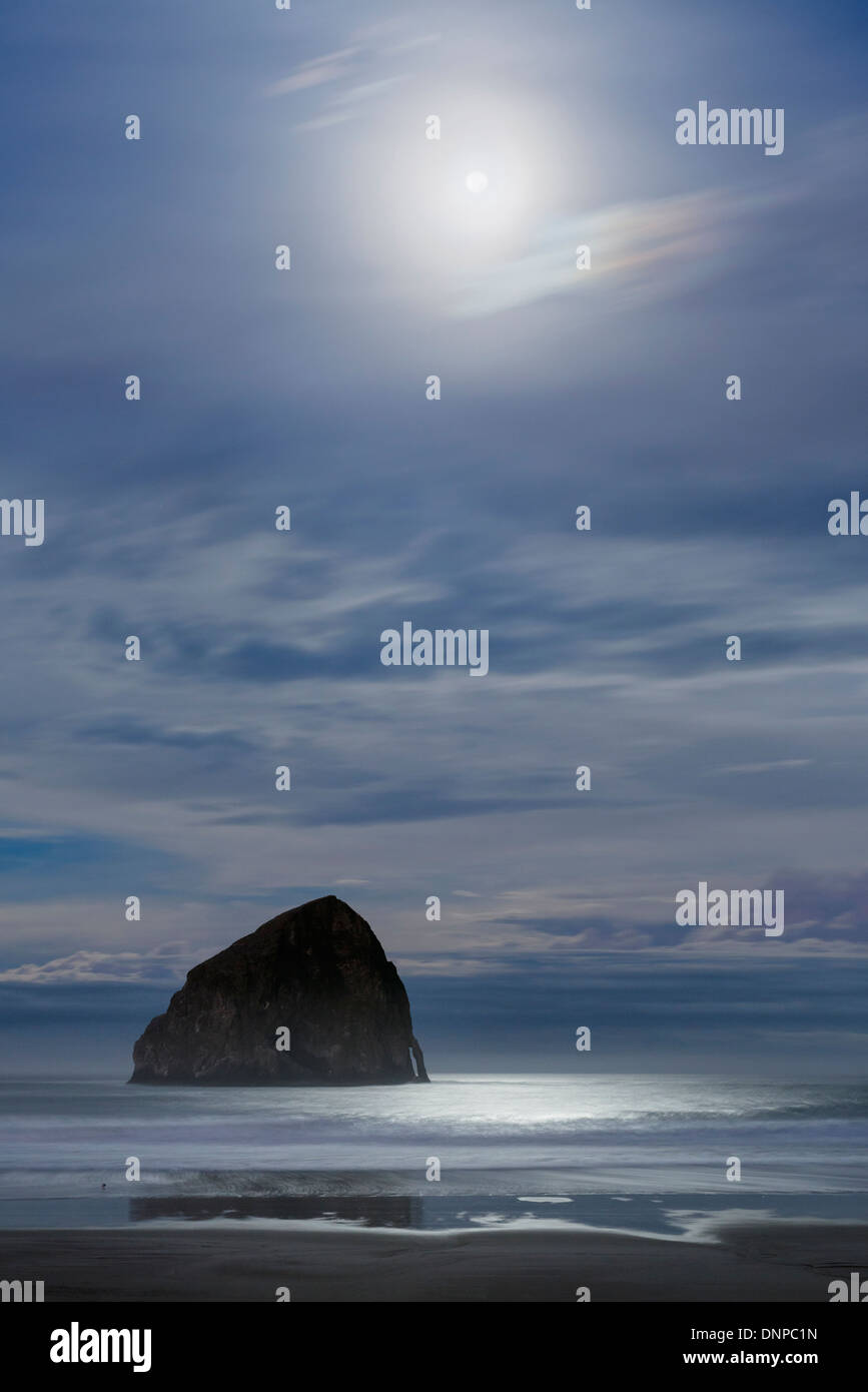 USA, Oregon, Pacific City, Cape Kiwanda State Park, Haystack Rock bei Monduntergang Stockfoto