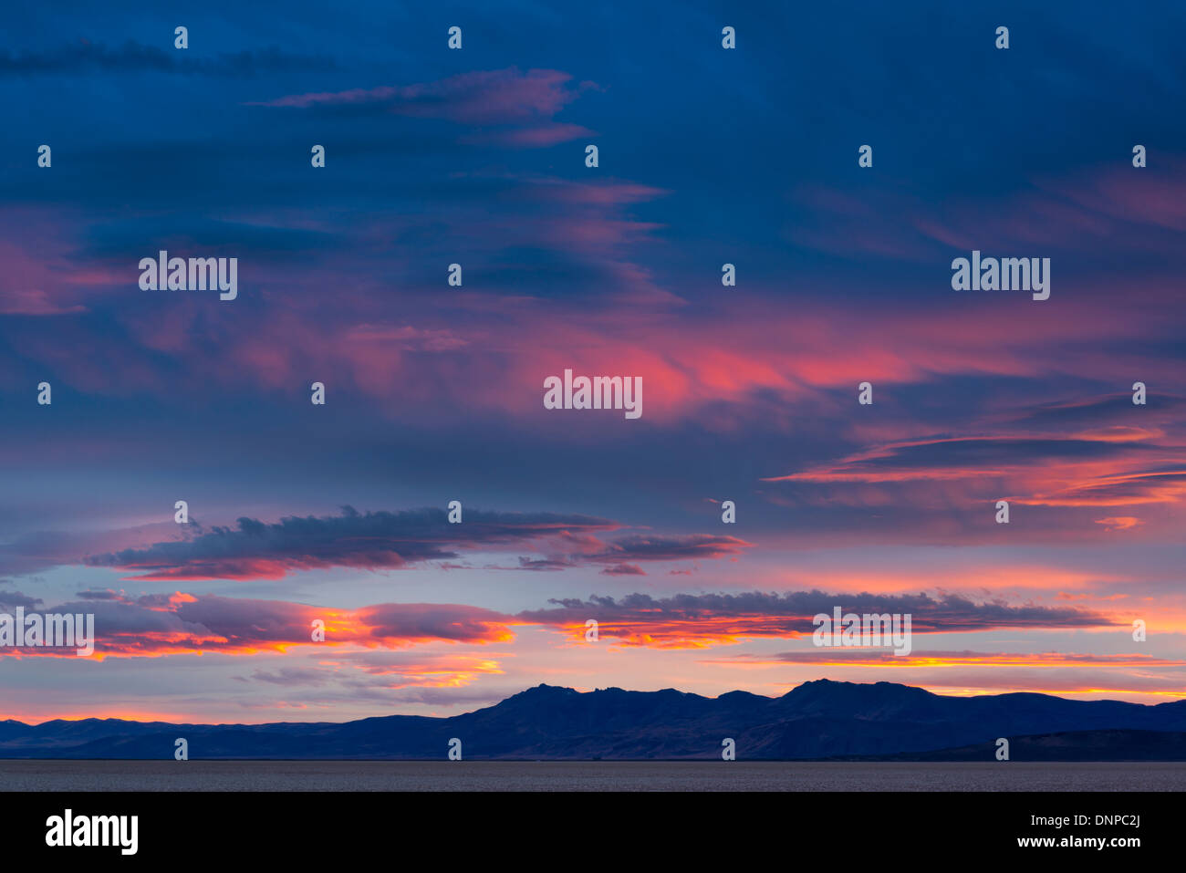 USA, Oregon, Blick auf Alvord Wüste bei Sonnenuntergang Stockfoto