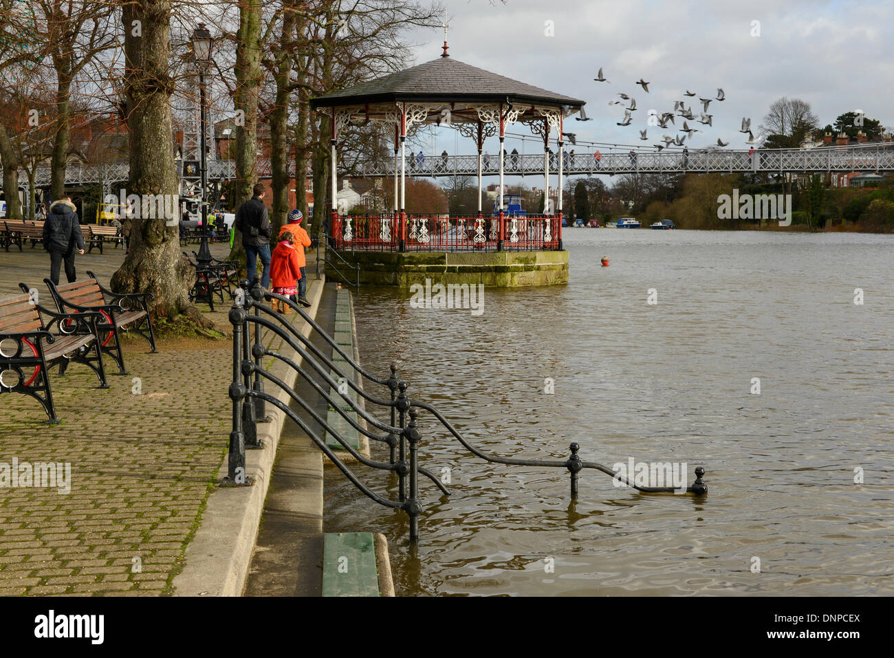 Chester, UK. 3. Januar 2014. Die Musikpavillon ist teilweise durch die Flut auf den Fluss Dee in The Groves in Chester Stadtzentrum getaucht. Bildnachweis: Andrew Paterson/Alamy Live-Nachrichten Stockfoto