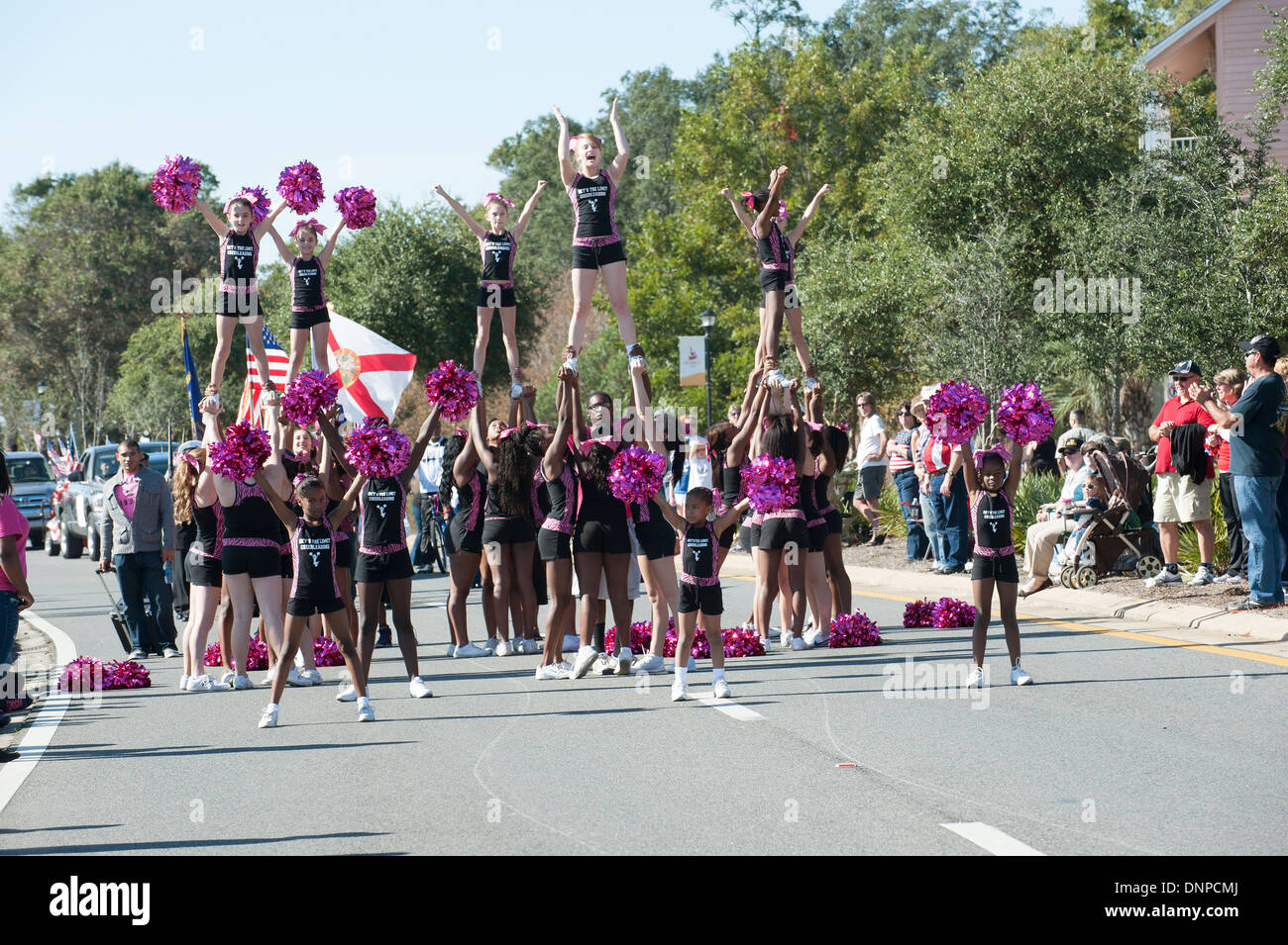 Skys die Grenze Cheerleader Squad gesehen am Veterans Day parade Pensacola, Florida USA Stockfoto
