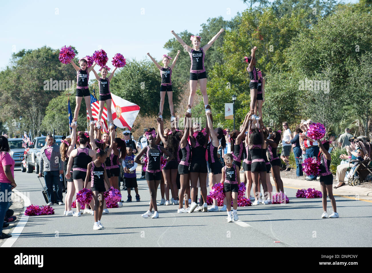 Skys die Grenze Cheerleader Squad gesehen am Veterans Day parade Pensacola, Florida USA Stockfoto