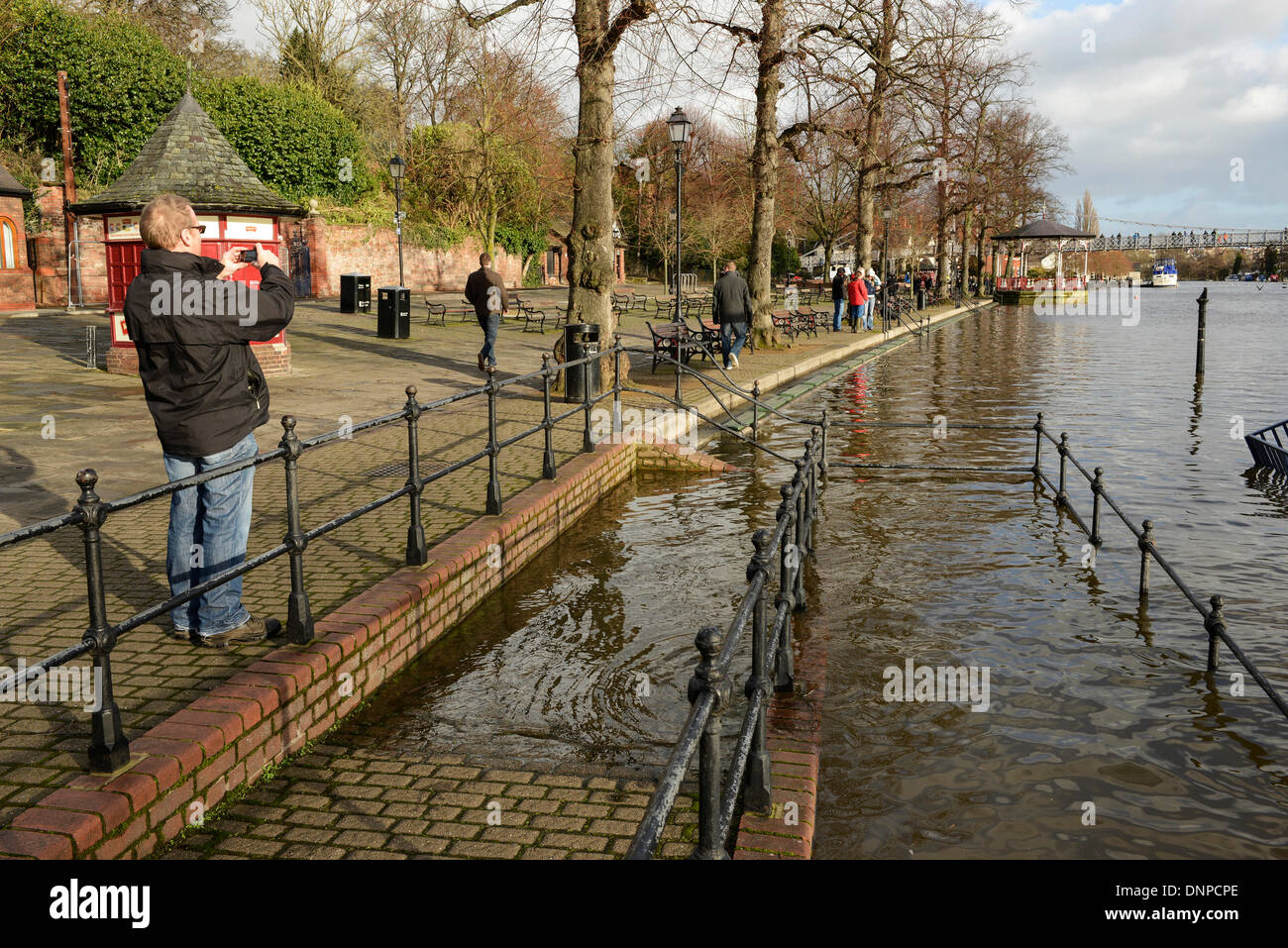 Chester, UK. 3. Januar 2014. Ein Mann fotografiert die Flut auf den Fluss Dee in The Groves in Chester Stadtzentrum entfernt. Bildnachweis: Andrew Paterson/Alamy Live-Nachrichten Stockfoto