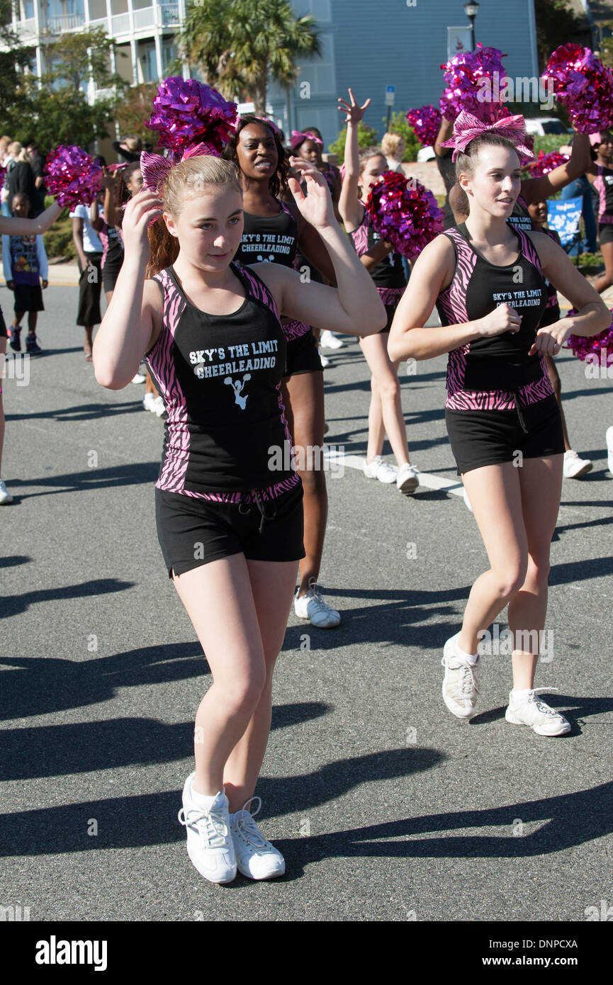 Skys die Grenze Cheerleader Squad gesehen am Veterans Day parade Pensacola, Florida USA Stockfoto