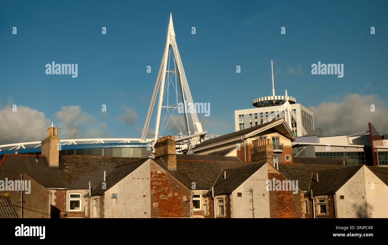 Blick vom Zug auf das Millennium Stadium und das British Telecom BT Gebäude mit Blick auf die Dächer von Häusern in Cardiff Wales, UK KATHY DEWITT Stockfoto