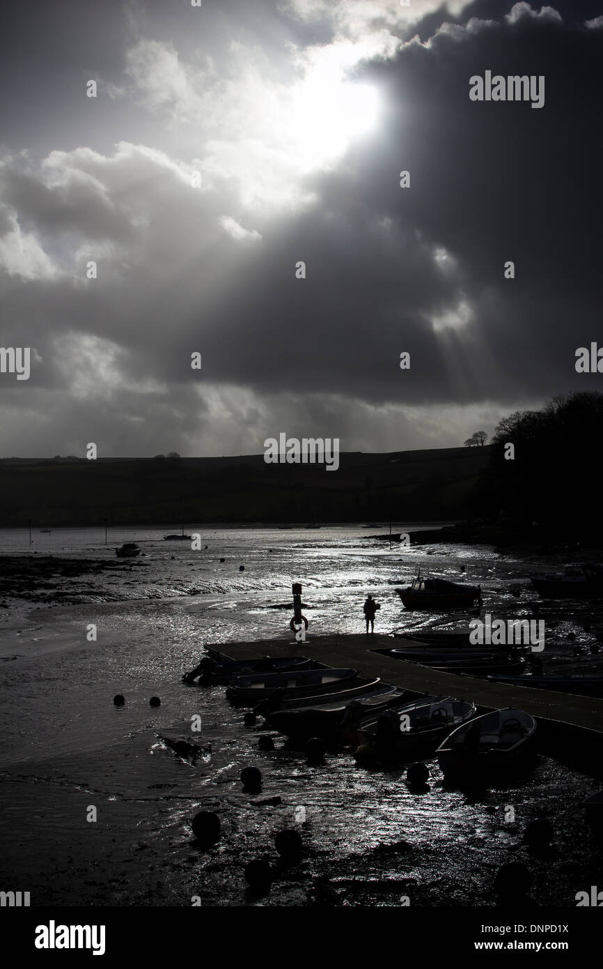 einsame Figur am Ufer bei stoke Gabriel, Fluss Dart, Devon, South Hams, Strand, blau, Großbritannien, British, Stuhl, Küste, Küste, Stockfoto