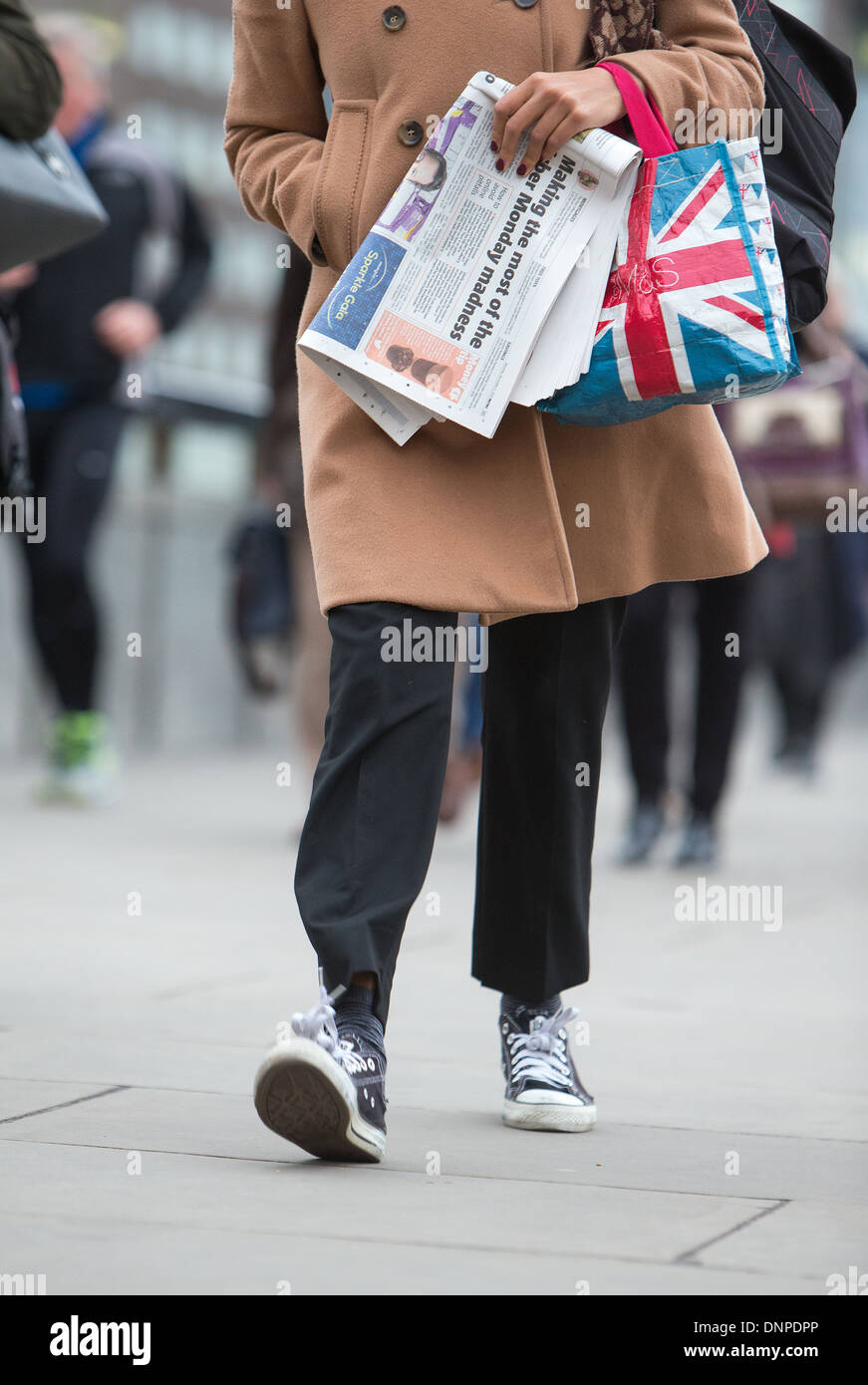 Füße, die zu Fuß zur Arbeit auf London Bridge-tägliche Plackerei Monotonie Stockfoto