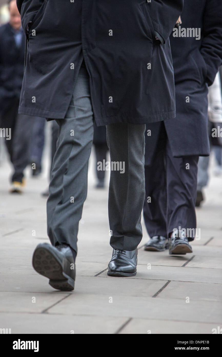 Füße, die zu Fuß zur Arbeit auf London Bridge-tägliche Plackerei Monotonie Stockfoto