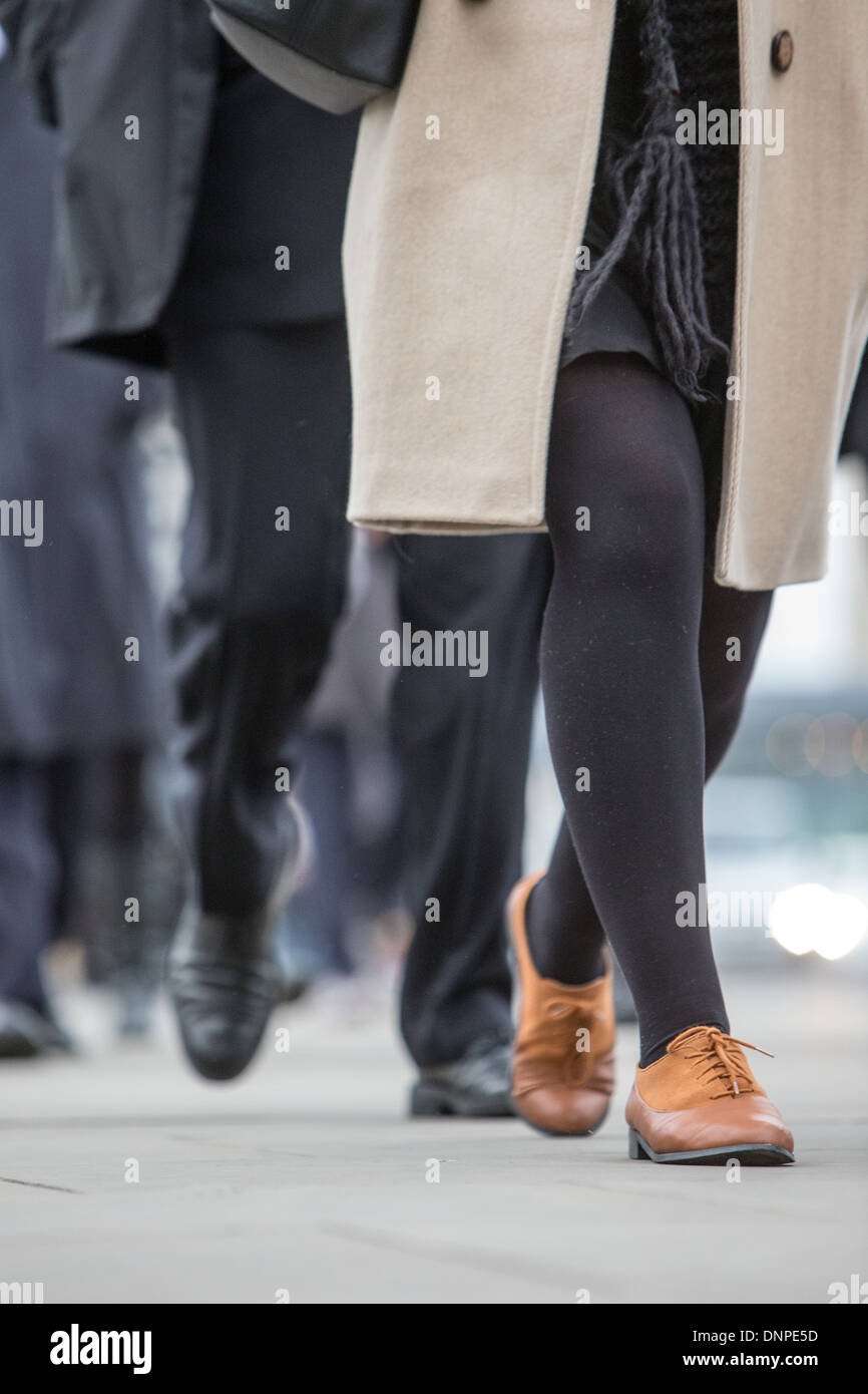 Füße, die zu Fuß zur Arbeit auf London Bridge-tägliche Plackerei Monotonie Stockfoto