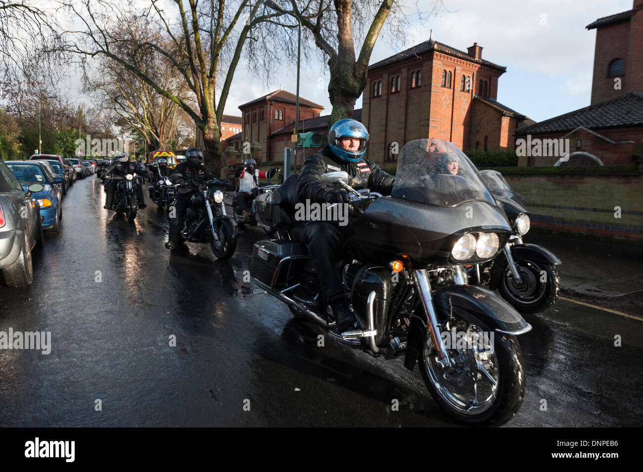 Golders Green Krematorium, London, UK. 3. Januar 2014. Ronnie Biggs wurde heute am Golders Green Crematorium inmitten von Scharen von Gratulanten und ein starker Polizeipräsenz eingeäschert. Biggs, die Bekanntheit für seine Rolle in der 1963 Great Train Robbery gewann, war 36 Jahre auf der Flucht. Bildnachweis: Lee Thomas/Alamy Live-Nachrichten Stockfoto