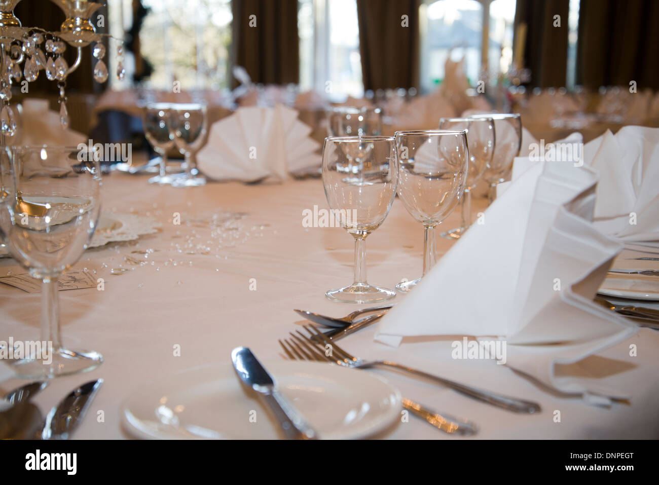 Tisch für Abendessen Fenster im Hintergrund Stockfoto