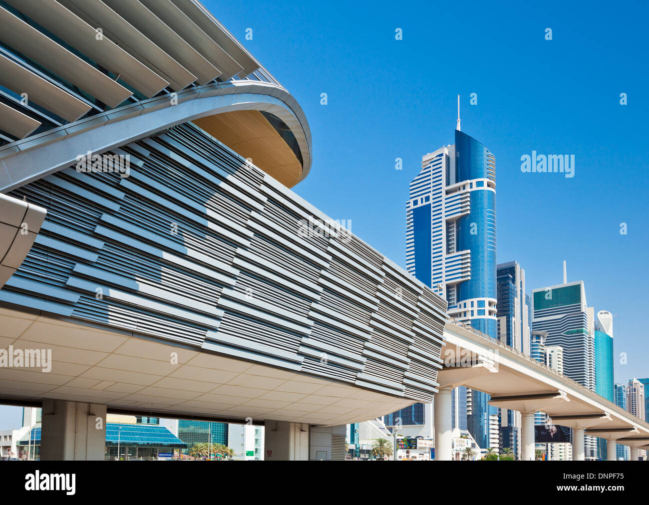 U-Bahnstation und Skyline, Sheikh Zayed Road, Dubai, Vereinigte Arabische Emirate, Vereinigte Arabische Emirate, Naher Osten Stockfoto