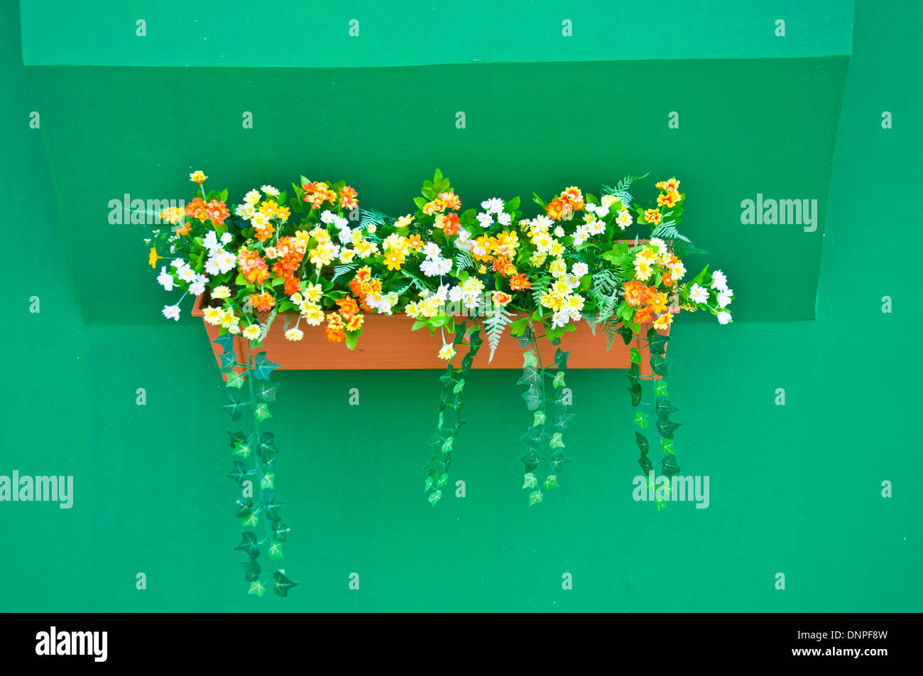 bunte künstliche Blume für Fensterdekoration Stockfoto