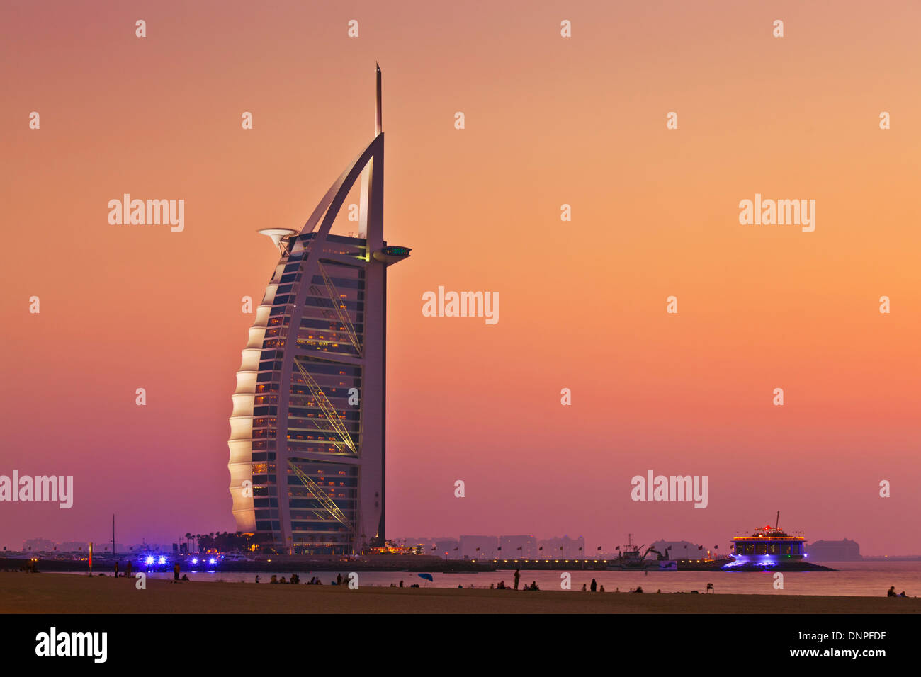 Dubai Burj al Arab Hotel mit Sonnenuntergang beleuchtet in der Nacht Dubai, Vereinigte Arabische Emirate, Vereinigte Arabische Emirate Stockfoto