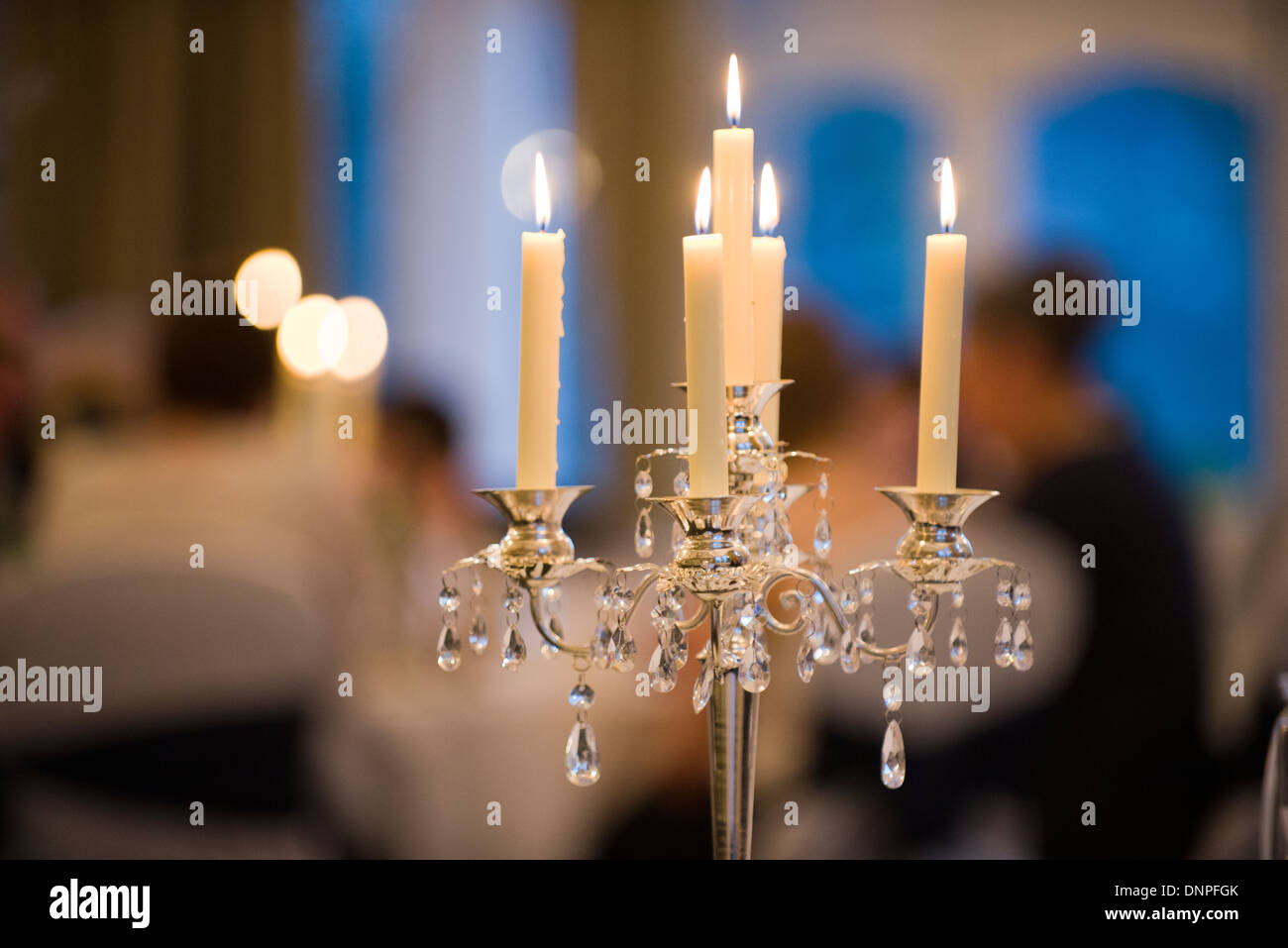 Leuchter bei einer Hochzeitsfeier, Funktion, Anlass, etwas zu tun, Menschen, glücklich, Feier, Flamme, Gefahr, Gefahr, Stockfoto