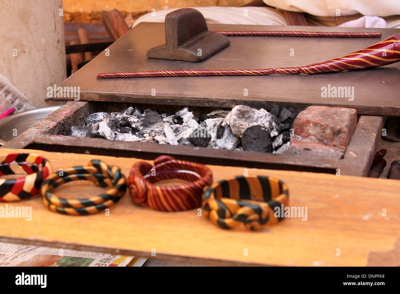 Making-of Rajasthani Lack Armreifen Jodhpur Rajasthan Indien Stockfoto