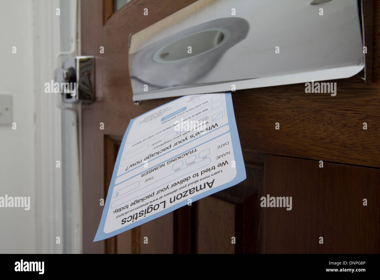 Amazon „Wir haben Sie verpasst“-Lieferkarte in einem Briefkasten an einer Wohnadresse in London, Großbritannien. Verpasste Paketbenachrichtigung des weltweit größten Online-Händlers. Stockfoto