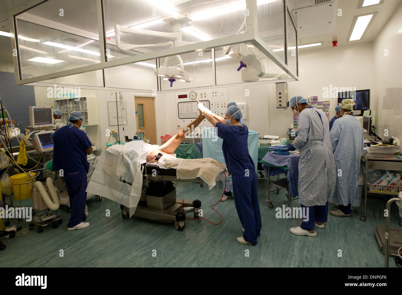 Knie-Operation-Theater-Krankenhauspersonal bei Arbeitsinstrumente für Betrieb-Krankenhaus-Ausrüstung Stockfoto