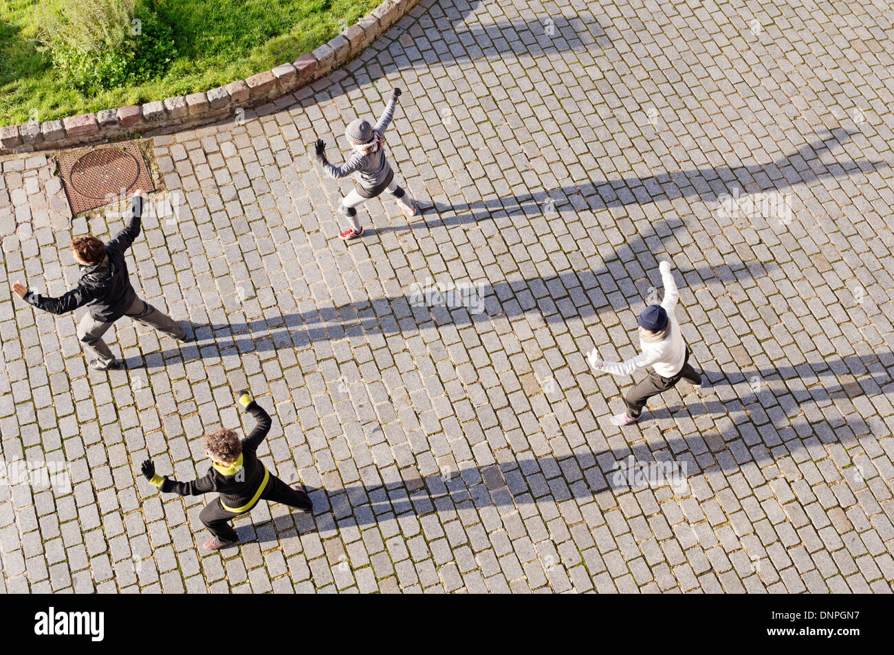 Paris, Frankreich - Gruppe praktizieren Tai Chi Übungen im "Parc de Belleville" Stockfoto