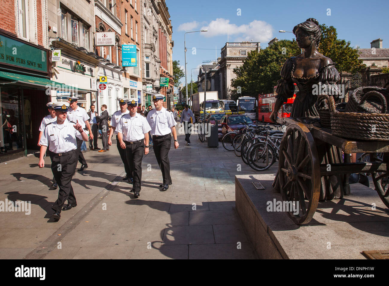 Soldaten und Molly Malone Statue, Grafton Street, Dublin, Irland, Europa Stockfoto