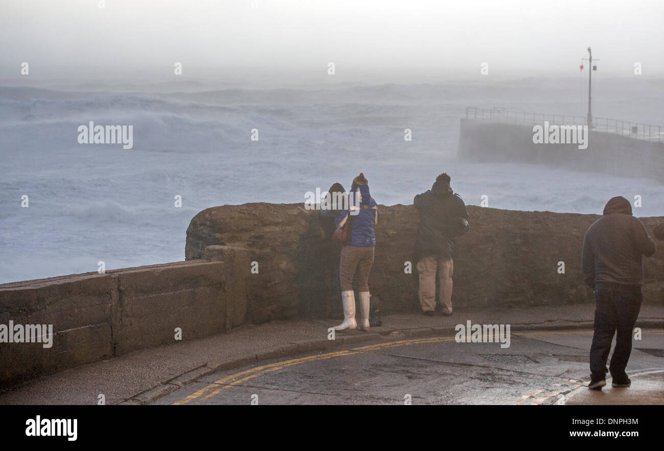 Porthleven, Cornwall, UK. 3. Januar 2014. Sturm-Watchers Mach dich bereit für ein Hagelsturm zieht auf am Hafendamm heute Abend Credit: Bob Sharples/Alamy Live News Stockfoto