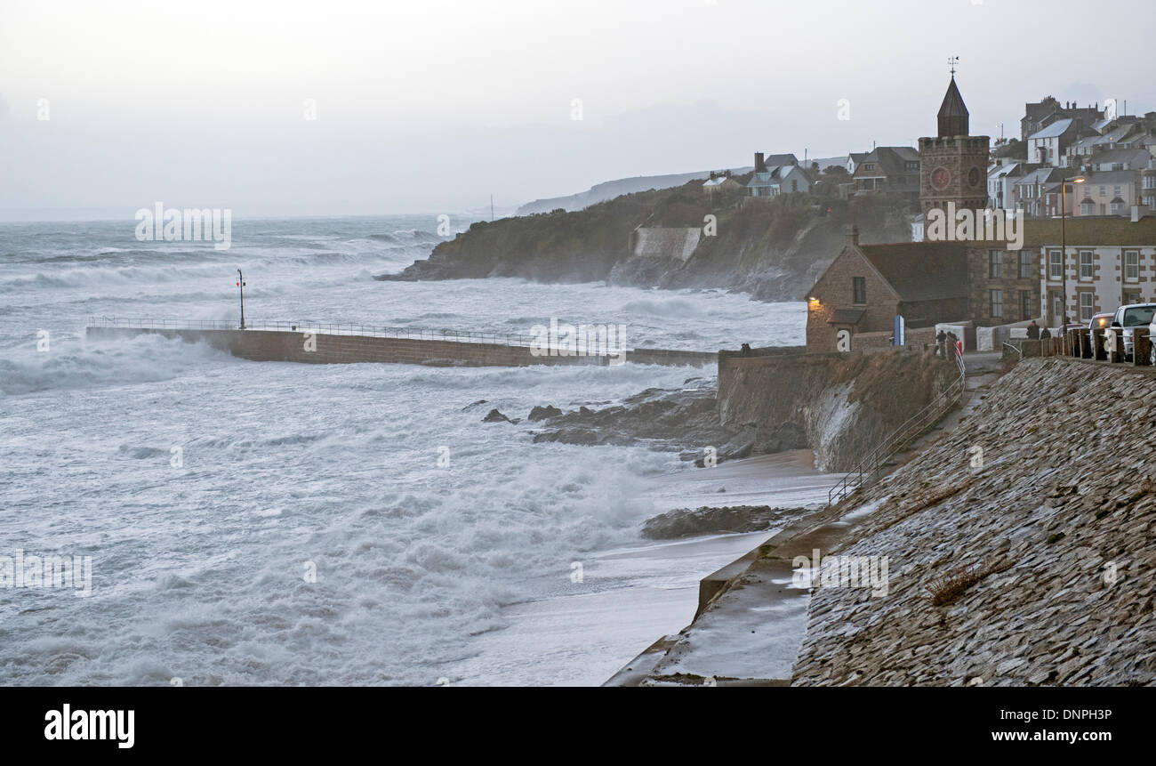 Porthleven, Cornwall, UK. 3. Januar 2014. Bei Flut heute Abend riesige Wellen/Meere smash in der Cornish Küste bei Porthleven Credit: Bob Sharples/Alamy Live News Stockfoto