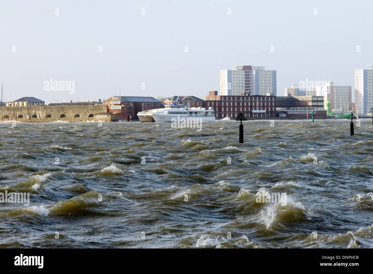 starke Winde und Gezeiten verursachen große Wellen an die Südküste bei Southsea uk während der schwere Winterstürme Teig Stockfoto