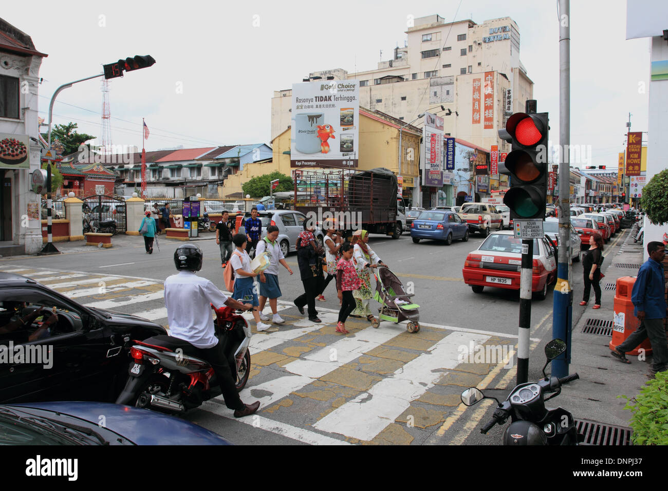 Verkehr, Menschen Crossinging beim Überqueren der Straße, alte Komtar Einkaufszentrum, Penang, malaysia Stockfoto