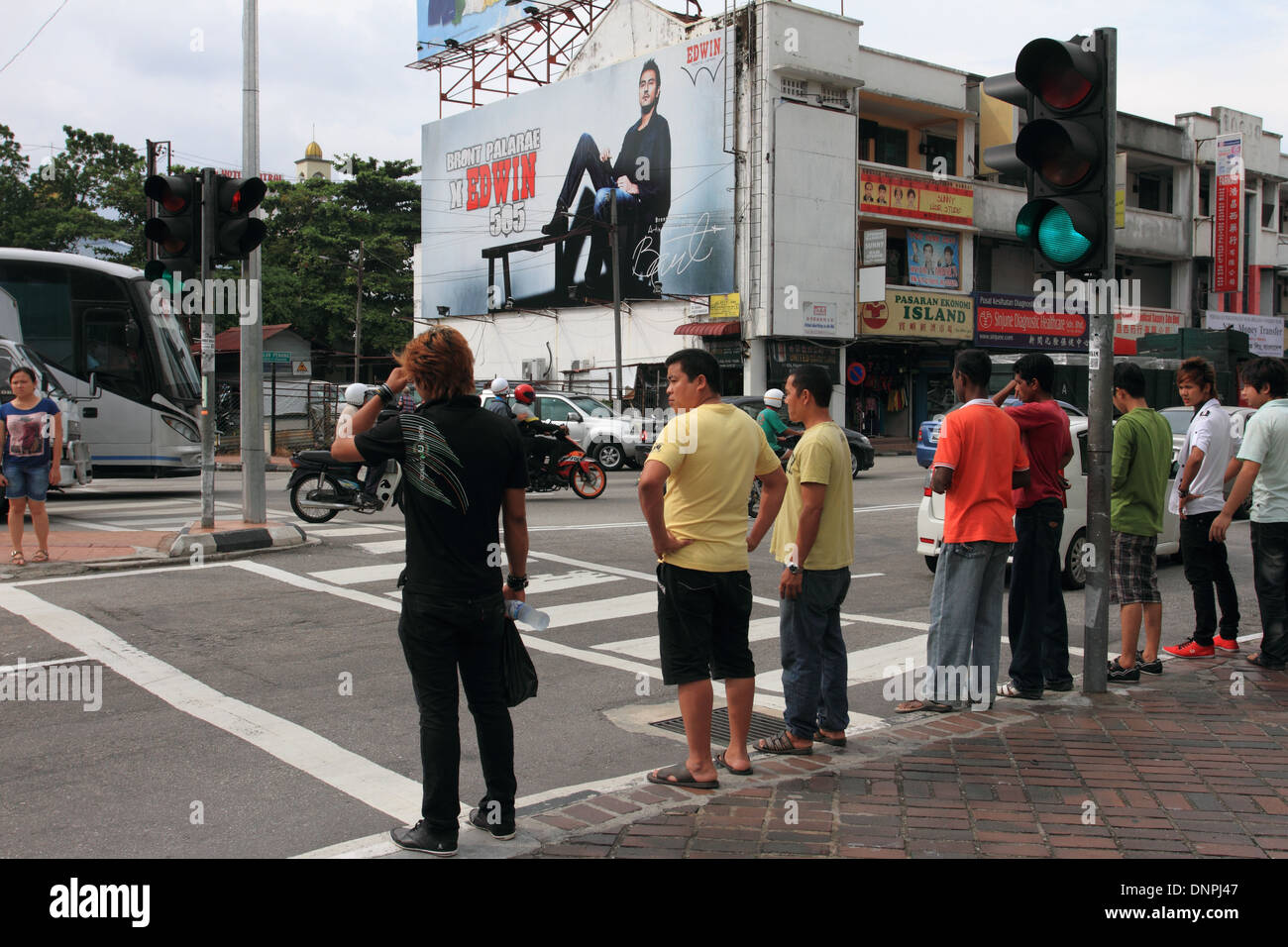 Verkehr, Menschen Waitinging beim Überqueren der Straße, alte Komtar Einkaufszentrum, Penang, malaysia Stockfoto