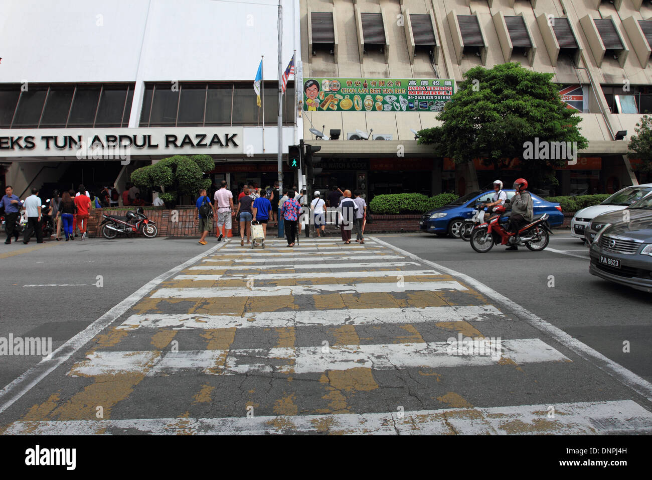 Verkehr, Menschen überqueren am Kreuz Straße, alte Komtar Einkaufszentrum, Penang, malaysia Stockfoto