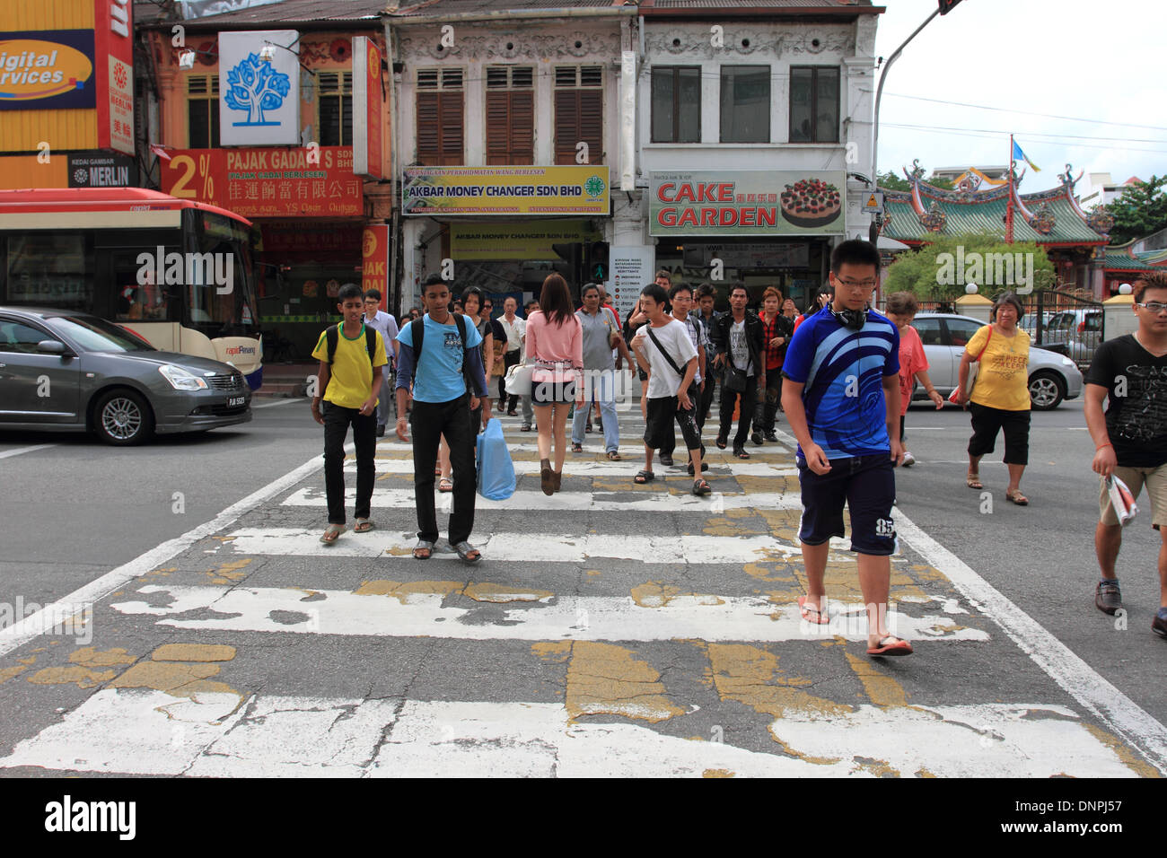 Verkehr, Menschen überqueren am Kreuz Straße, alte Komtar Einkaufszentrum, Penang, malaysia Stockfoto