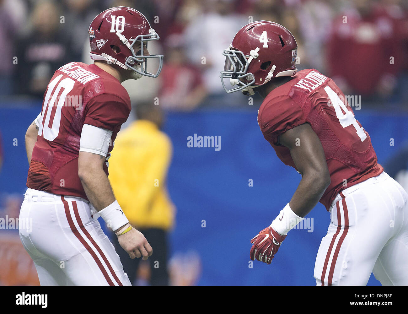 New Orleans, Louisiana, USA. 2. Januar 2014. 2. Januar 2014: Alabama defensive zurück Jai Miller (19) und Alabama Runningback TJ Yeldon (4) besprechen Strategie während der NCAA Football Spiel Action zwischen den Oklahoma Sooners und der Alabama Crimson Tide im Mercedes-Benz Superdome in New Orleans, Louisiana. Oklahoma besiegte Alabama 45-31. Bildnachweis: Csm/Alamy Live-Nachrichten Stockfoto