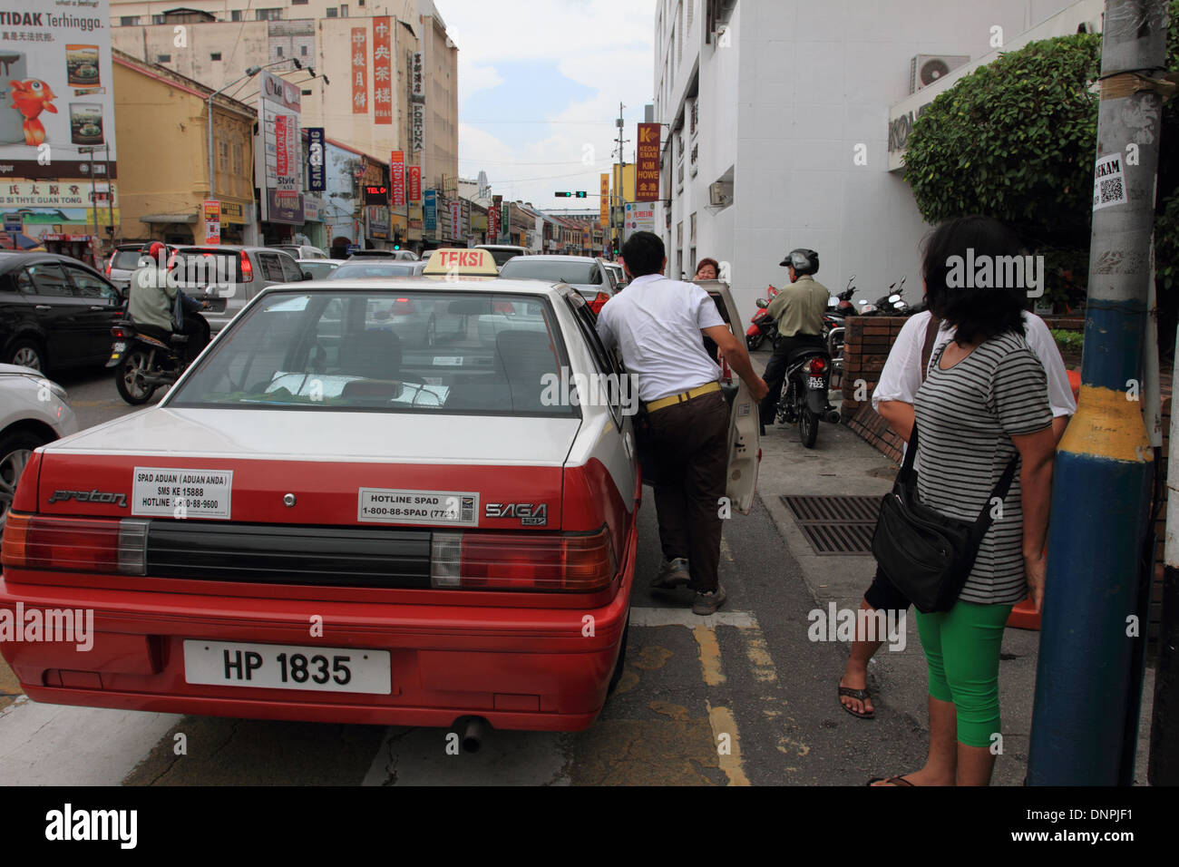 Penang taxi vor Einkaufszentrum, Komtar, George Town, Malaysia Stockfoto