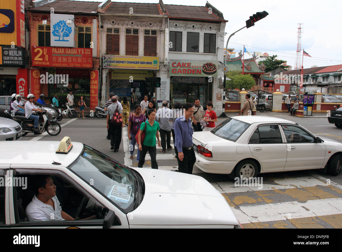 Verkehr am Zebrastreifen, Georgetown, Penang, Malaysia, Malaiisch, Malayu, Komtar Stockfoto