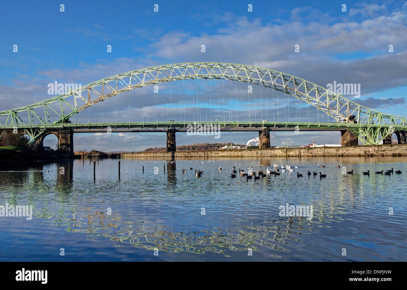 Runcorn Widnes Brücke bei Tageslicht Stockfoto