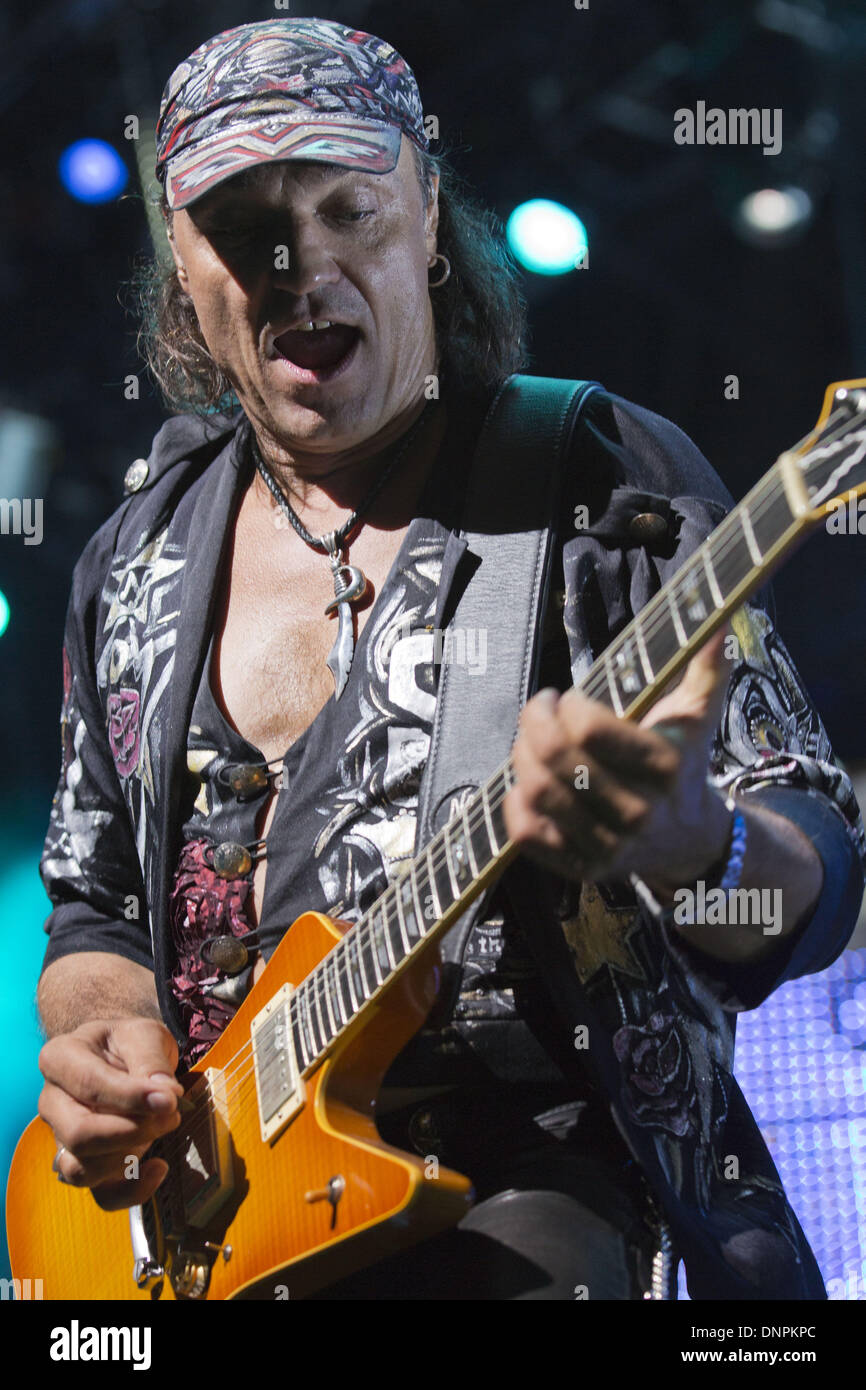 Milwaukee, Wisconsin, USA. 30. Juni 2012. Gitarrist MATTHIAS JABS Scorpions führt bei 2012 Sommerfest in Milwaukee, Wisconsin © Daniel DeSlover/ZUMAPRESS.com/Alamy Live-Nachrichten Stockfoto