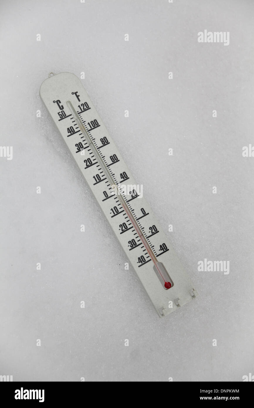 Thermometer auf Schnee Stockfoto