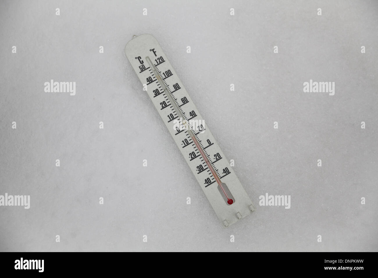 Thermometer auf Schnee Stockfoto