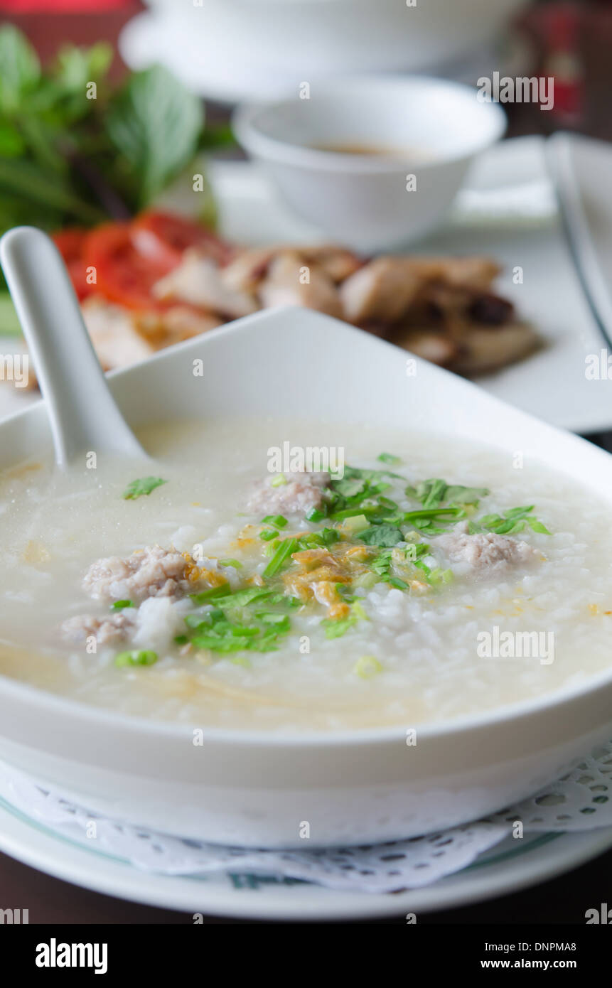 Gesundes Schweinefleisch Reissuppe mit Löffel. Geringe Schärfentiefe. Stockfoto