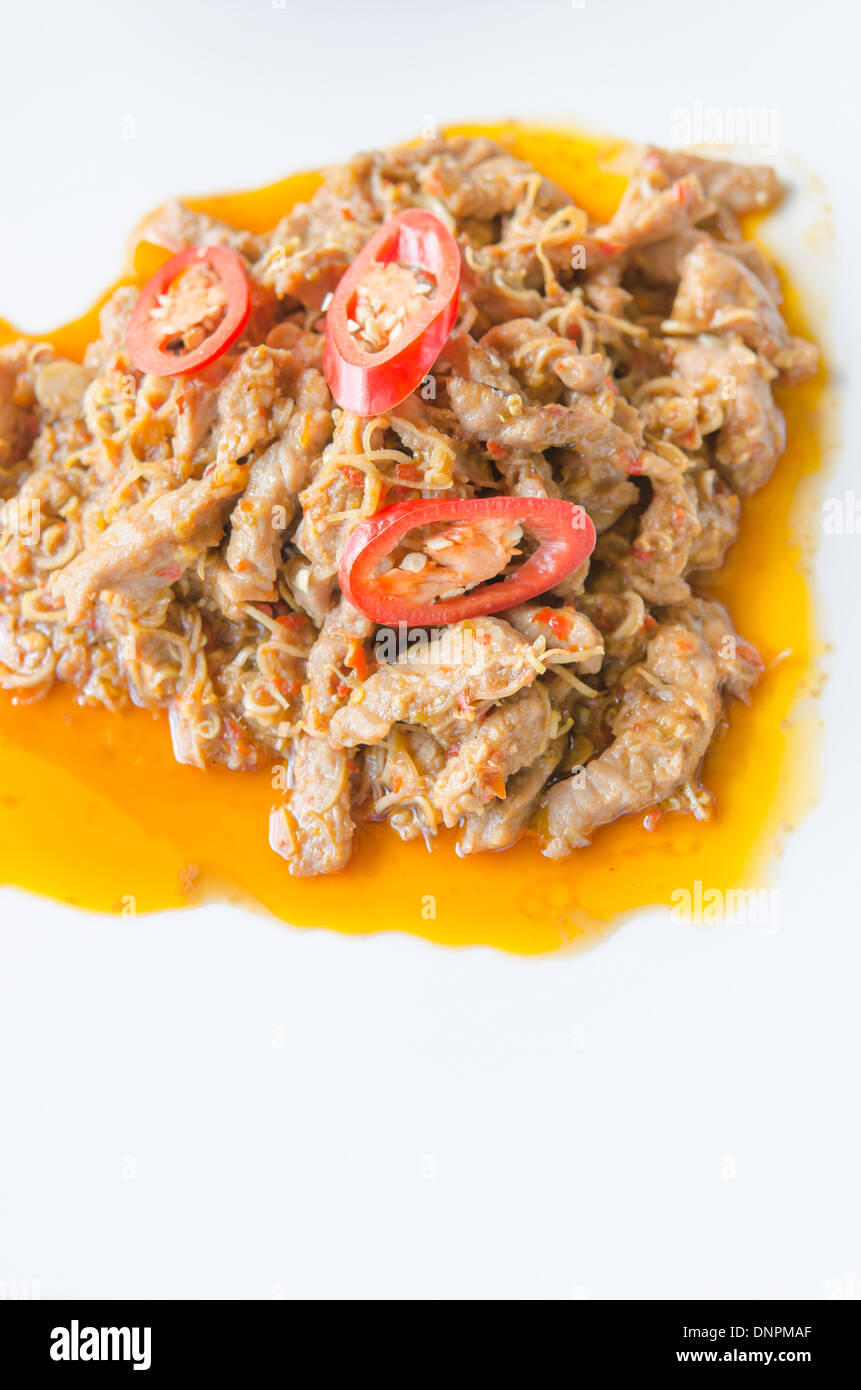 gebratenes Rindfleisch mit Currysauce und Paprika auf einem weißen Teller Stockfoto