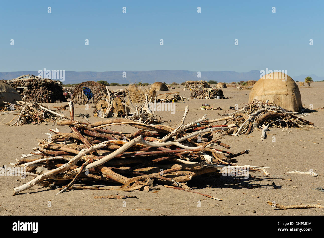 Ferne Dorf mit Hütten in die Wüste von Dschibuti, Horn von Afrika Stockfoto