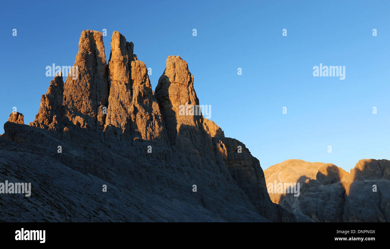 Sonnenuntergang Sonnenlicht auf dem Torri del Vajolet Spitzen. Der Rosengarten Bergmassiv. Die Dolomiten pf Fassa. Italienische Alpen. Europa. Stockfoto