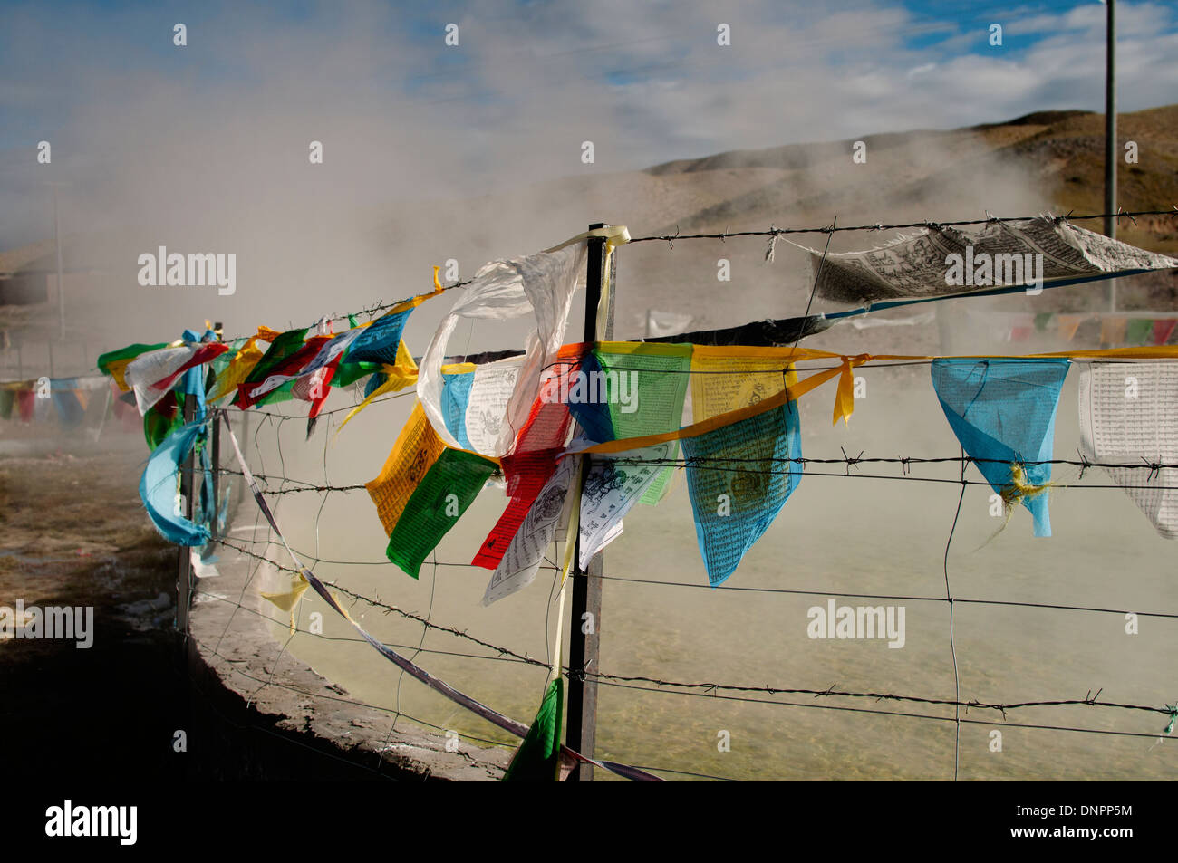 Heiße Quellen in Tirtapuri, Tibet eingezäunt.  Zwingt die Menschen mit dem chinesischen Bad beherbergt. Stockfoto