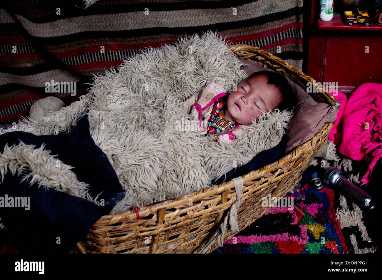 Tibetische Baby, Bestandteil einer Nomadenfamilie in der Nähe von Pekusto, Tibet Stockfoto